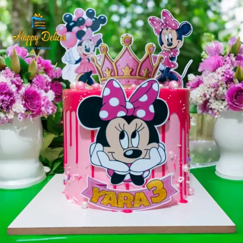 Pink Minnie Mouse birthday cake for Yara's 3rd birthday, decorated with a princess crown, pink drip icing and Minnie Mouse toppers by Happy Delices Agadir.